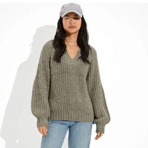 American Eagle Cream Chunky Knit V-Neck Sweater Size Large